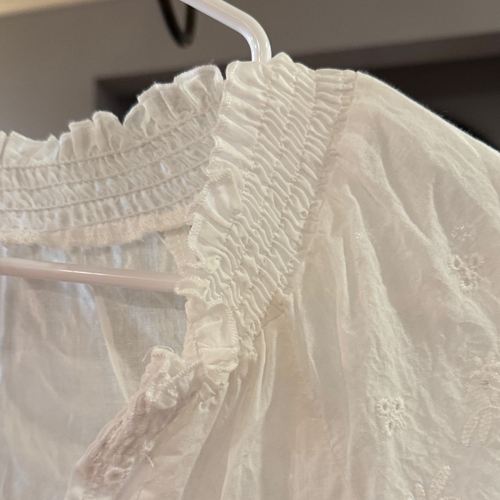 Chic White Eyelet Women's Blouse - Picture 5 of 9